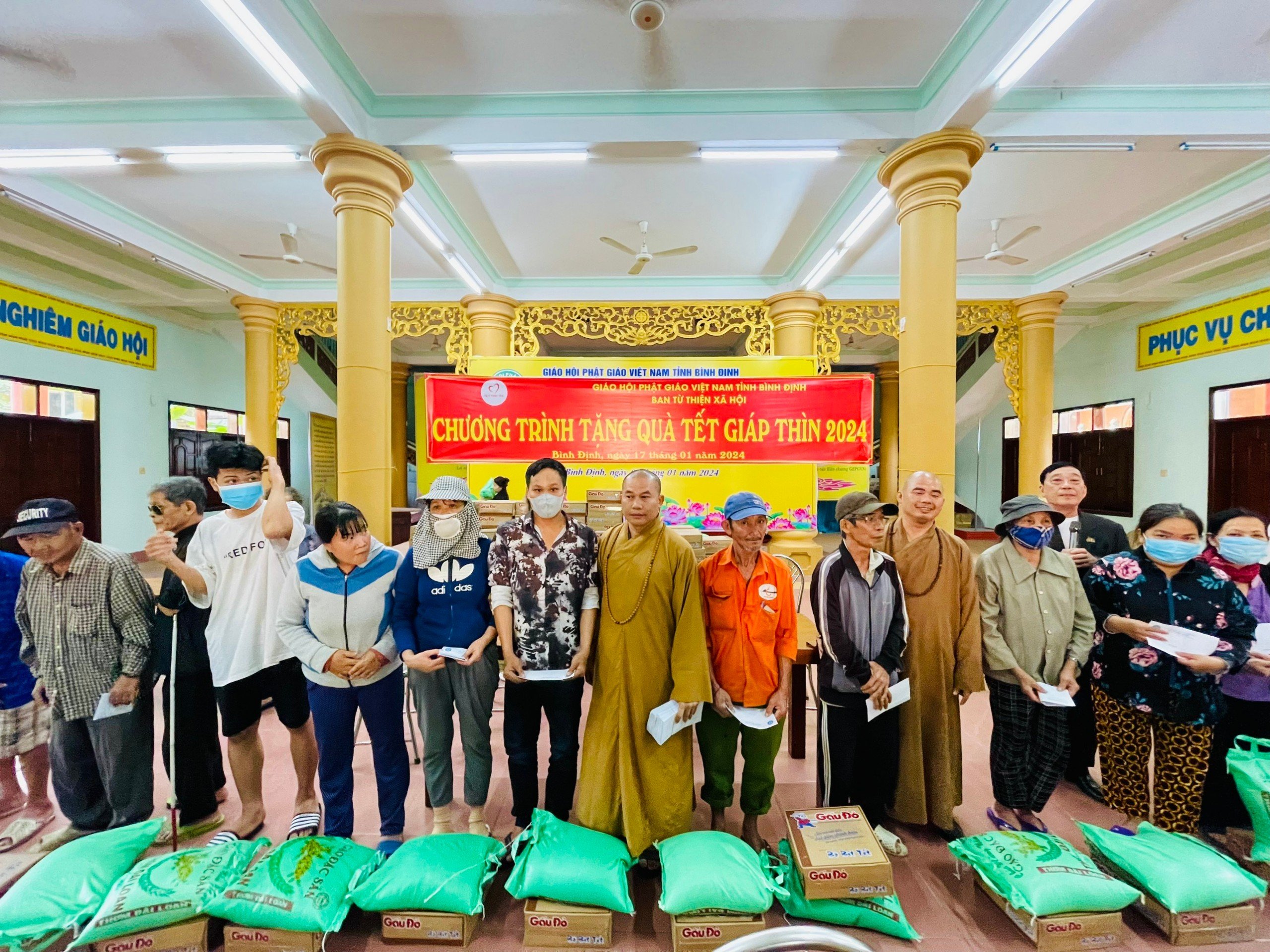 Ban Từ thiện Xã hội Phật giáo tỉnh tặng quà nhân dịp Tết Giáp Thìn